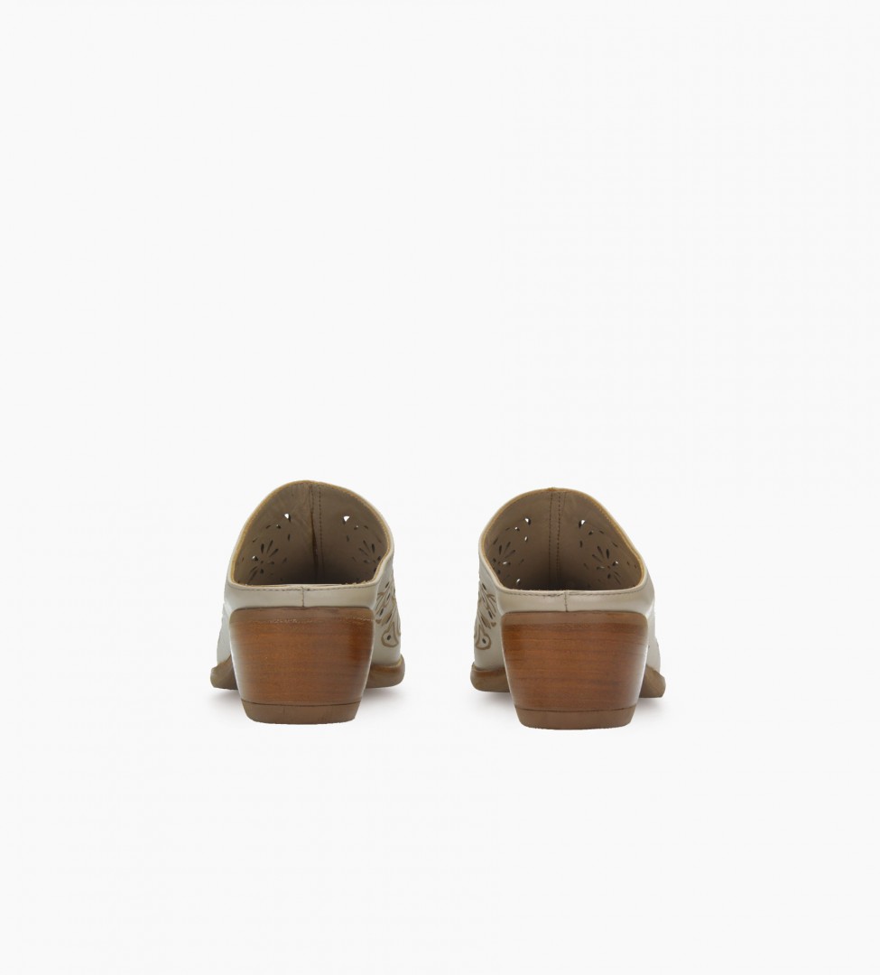 Beżowe klapki damskie